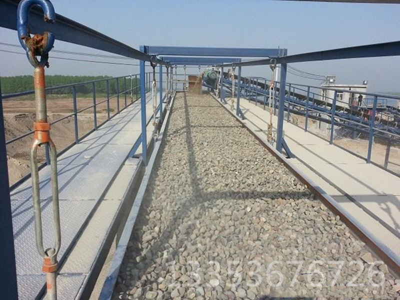 多規(guī)格吊掛式平面往復(fù)篩5 多規(guī)格吊掛式平面往復(fù)篩5